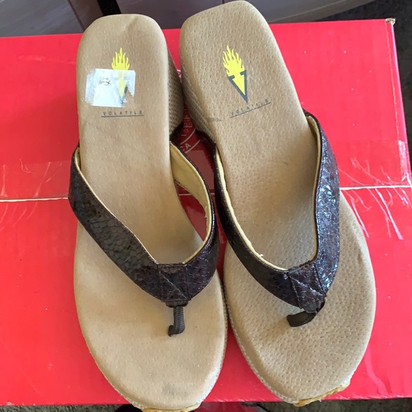 Volatile flip flops size 9
